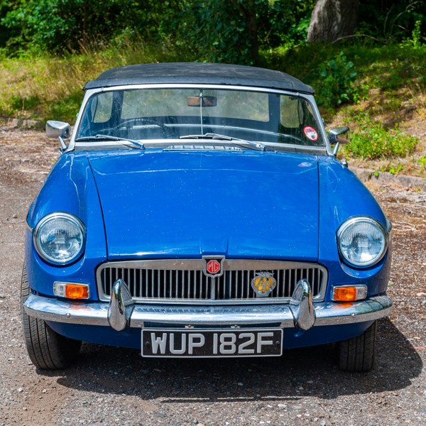 1967 MG B Roadster convertible sports car sold £5,000.jpg