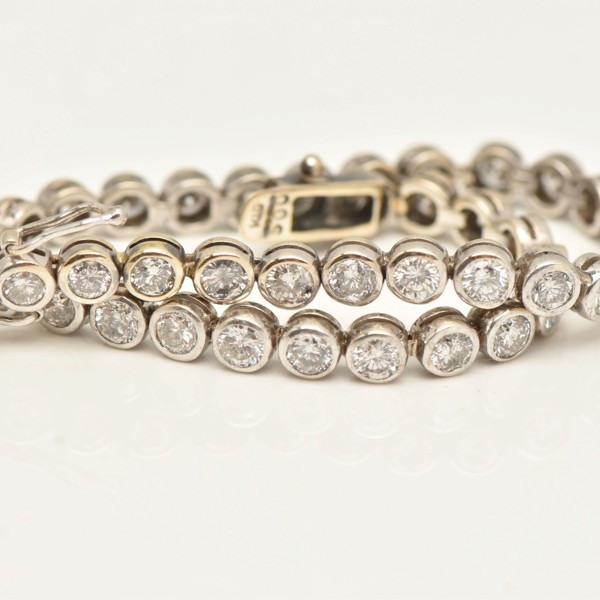 18Ct White Gold Diamond Tennis Bracelet Sold £2,600