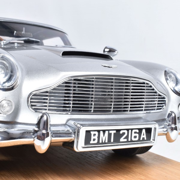 18 Scale Model Of James Bond 007 Goldfinger Aston Martin DB5 Sold £400
