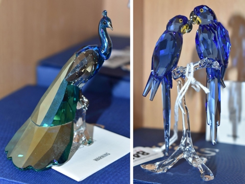 Lot 846: Two boxed Swarovski SCS members bird figures.