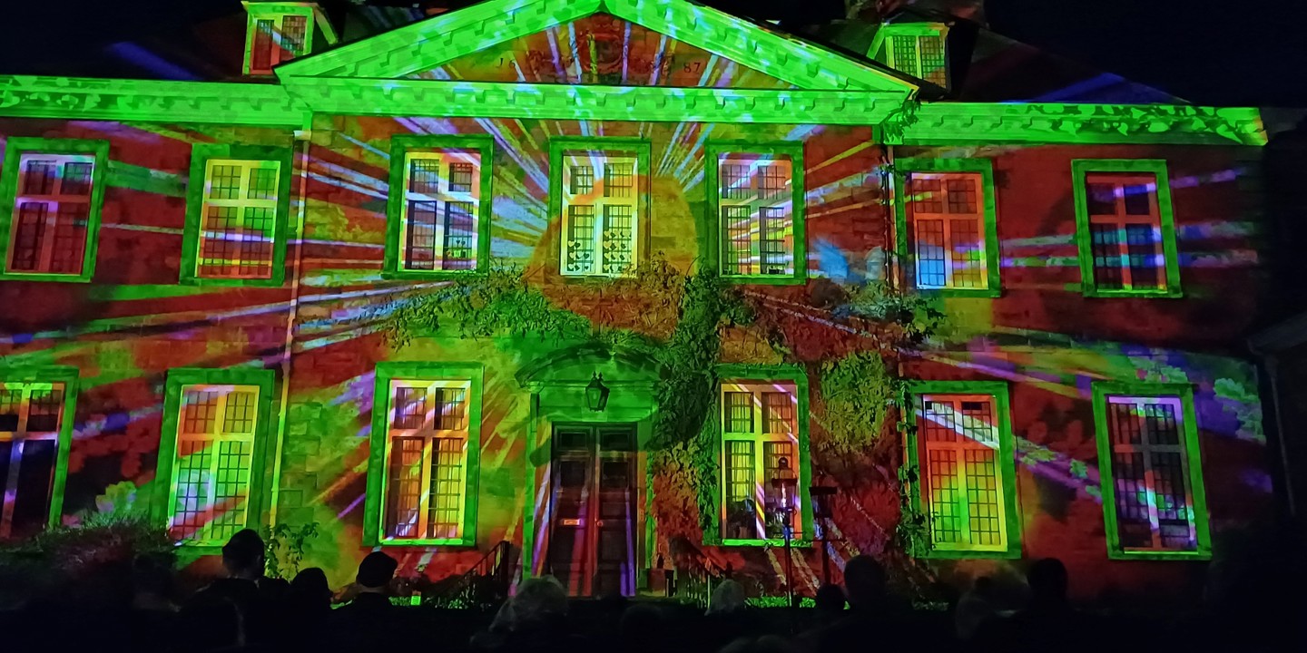 2025 Lichfield Cathedral Christmas Light Show (1)