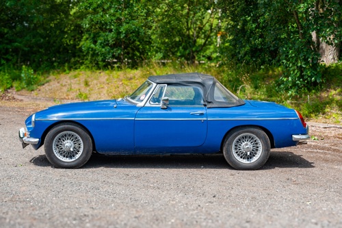 1967 MG B Roadster convertible sports profile web.jpg