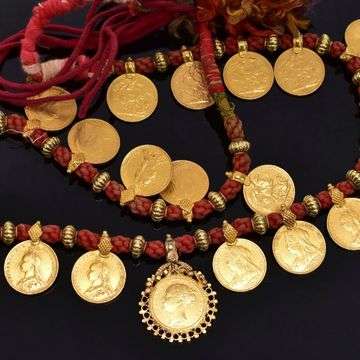 A sovereign coin necklace sold at £6,000.