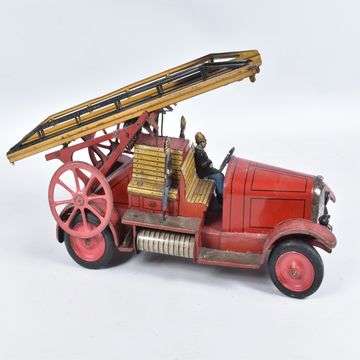 £500 was the hammer price for this 1920s tinplate fire truck.